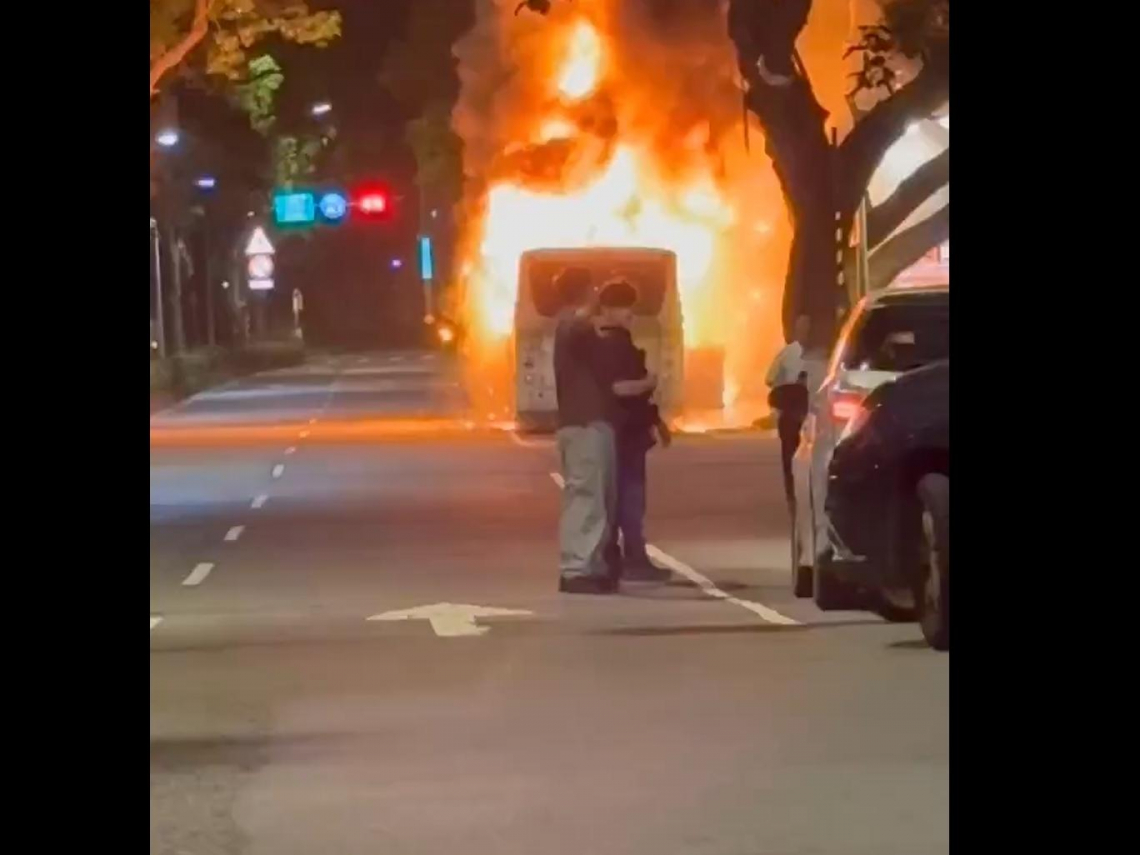 影／262路電動公車下午送修、晚上就爆炸…不到1分鐘燒光，雙北擁百輛同款車清查！用哪款電池？